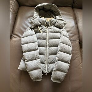 Gorgeous Moncler Muflier Hooded Puffer Jacket in Pearl Grey Size 2 Excellent Con